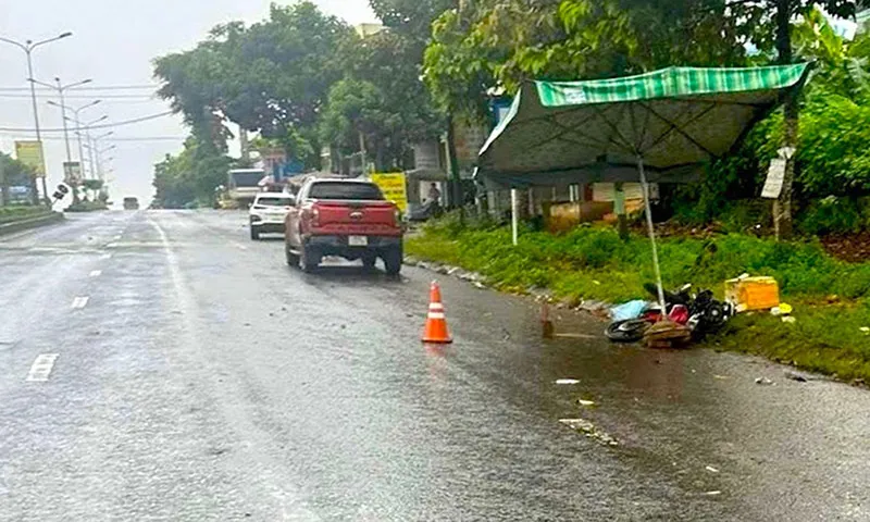 Xe bán tải va chạm xe máy gây tai nạn chết người