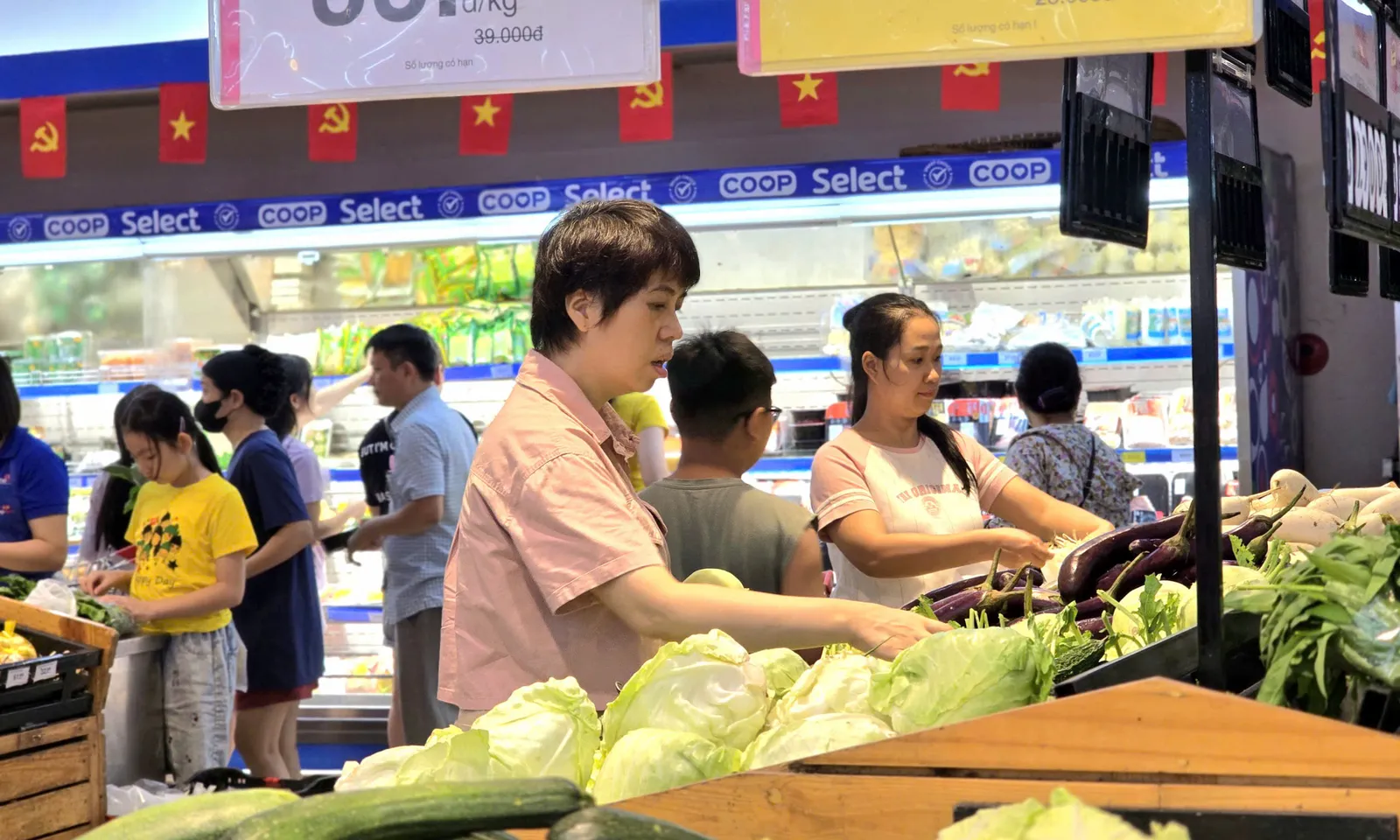 Hệ thống Saigon Co.op - “điểm tựa tiêu dùng an toàn”, chung tay hỗ trợ người dân vượt bão số 10