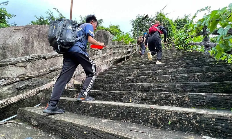 Tạm dừng leo núi, dã ngoại núi Bà Đen từ 1/10 