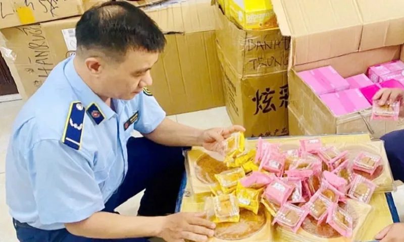 Lực lượng QLTT thành phố Đà Nẵng kiểm tra nguồn gốc xuất xứ bánh Trung thu - Ảnh V