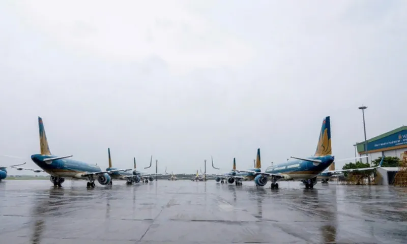 Nhiều chuyến bay phải chuyển hướng do mưa giông 