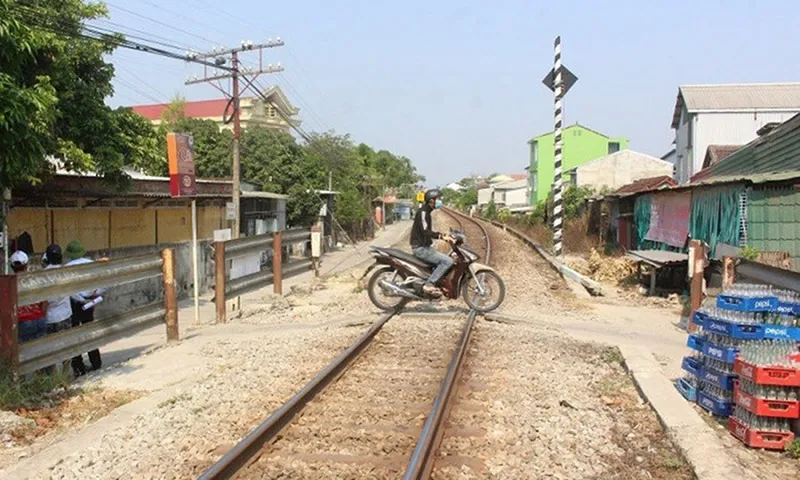 Một lối đi tự mở qua đường sắt Ảnh minh họa