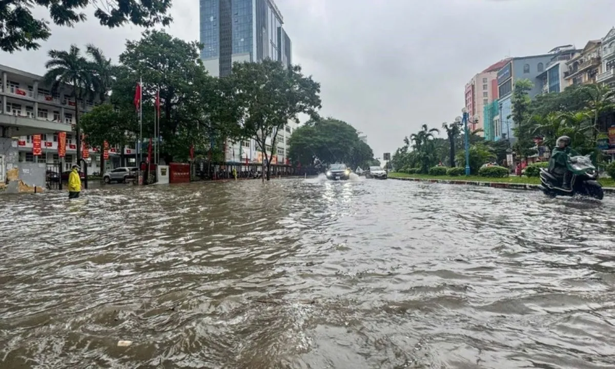 Hà Nội mưa lớn ngập sâu, báo động lũ trên sông Tích và sông Bùi