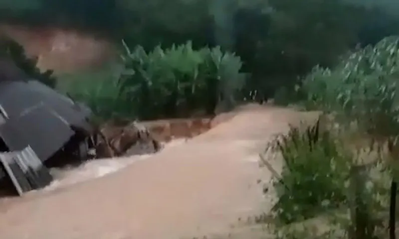 Mưa lũ, vỡ đầm khiến nhiều hộ dân xã Tiên Lương bị cô lập - Ảnh Người dân cung cấp