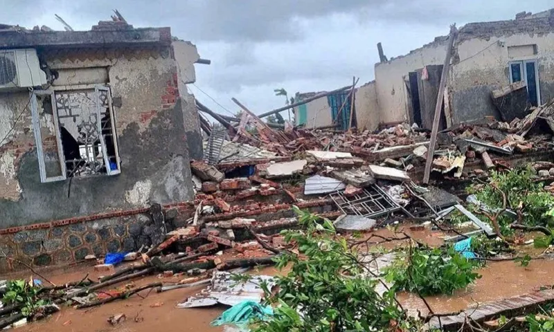 Khẩn trương hỗ trợ Nhân dân khắc phục hậu quả bão số 10 và mưa lũ