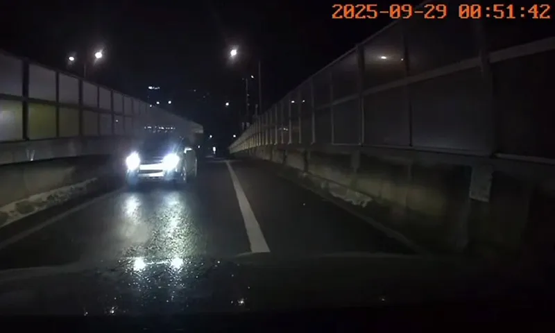 Clip: Ô tô biết đi ngược chiều mà vẫn cứ đi!