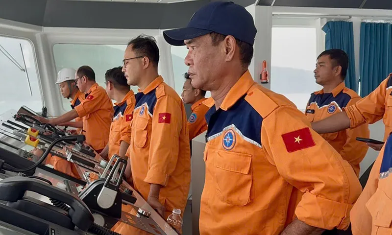 Tàu SAR 631 trong hành trình đến hiện trường để triển khai tìm kiếm