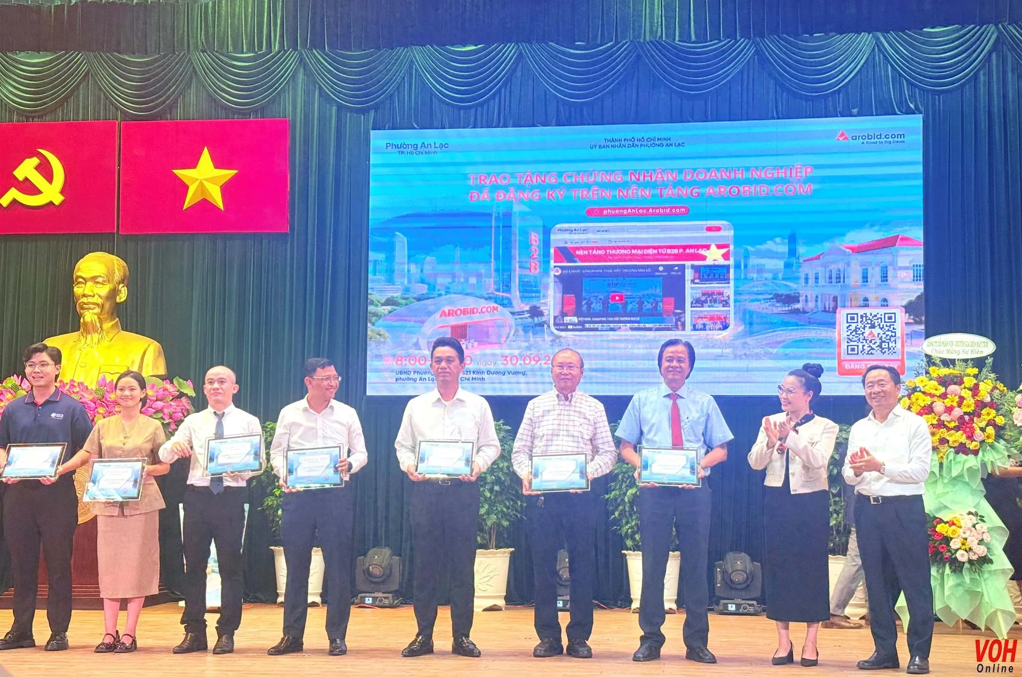 trao-chung-nhan-cho-dn-tham-gia-nen-tang_20250930134658