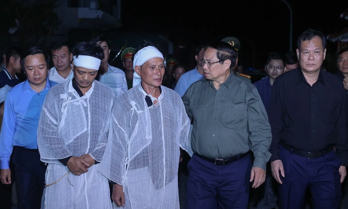 Thủ tướng viếng người dân thiệt mạng do lốc xoáy tại Ninh Bình