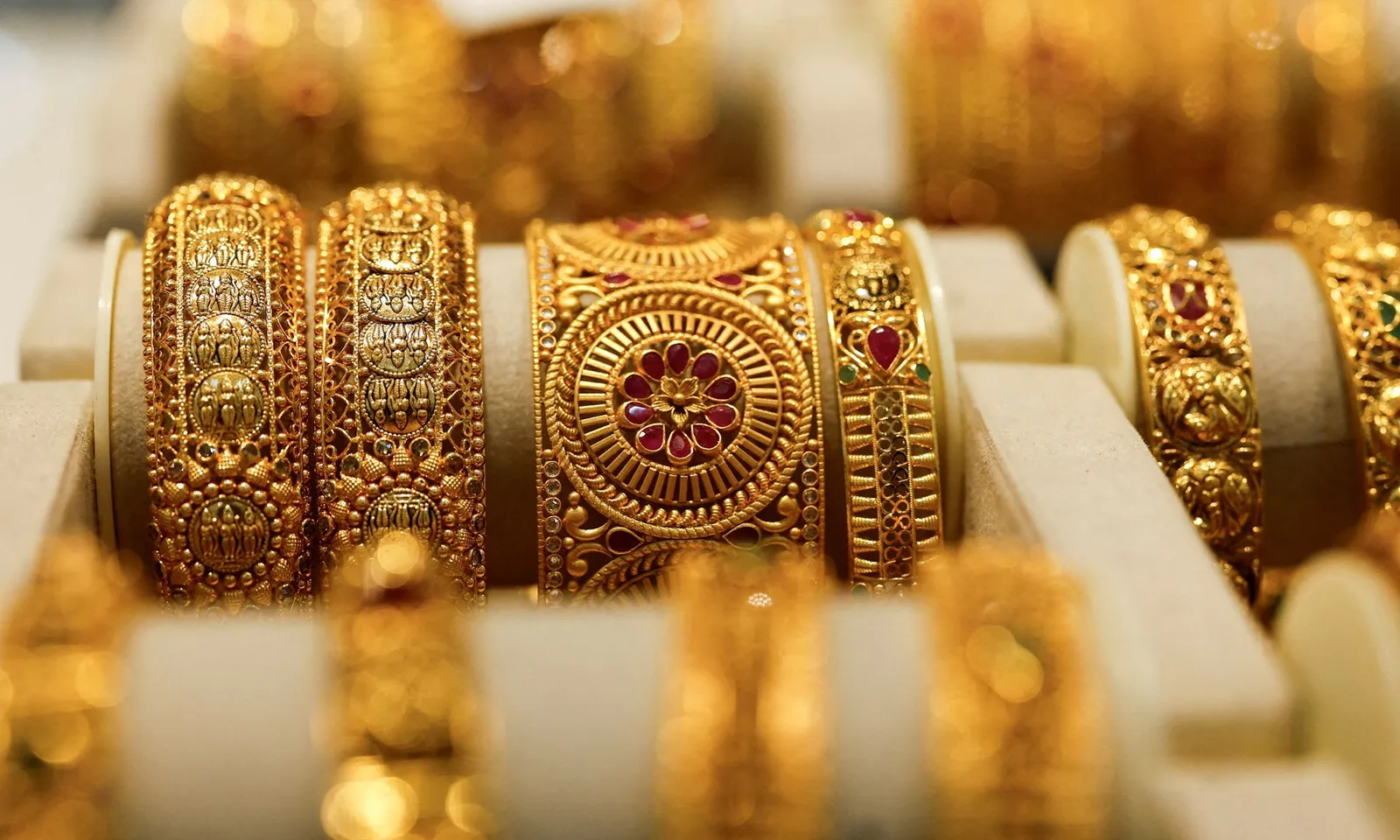 Vàng thế giới vọt trên mốc 3.800 USD | Vàng miếng lên 136.500 triệu đồng/lượng