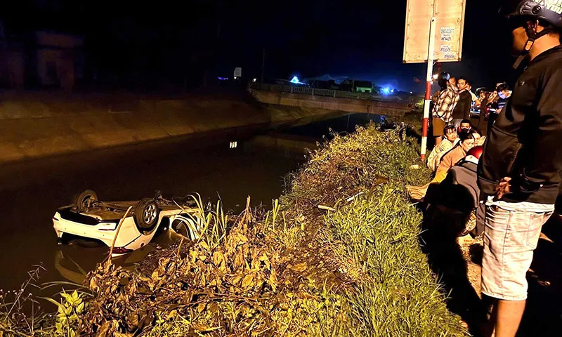 Rạng sáng, ô tô con lật ngửa dưới mương ven quốc lộ 29, người thanh niên trẻ tử vong