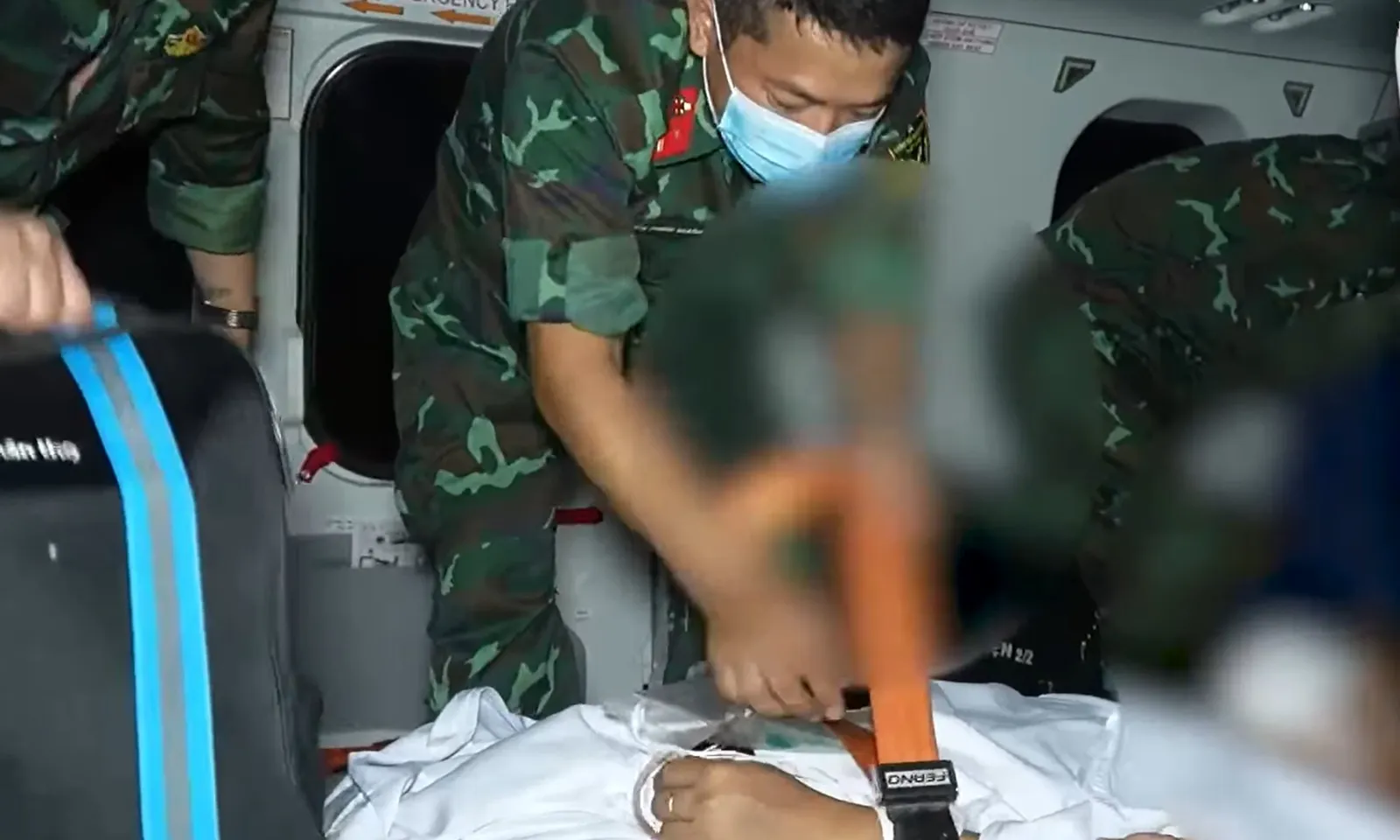 Hai ngày bay vượt bão đưa 3 bệnh nhân từ đặc khu Trường Sa về đất liền cấp cứu