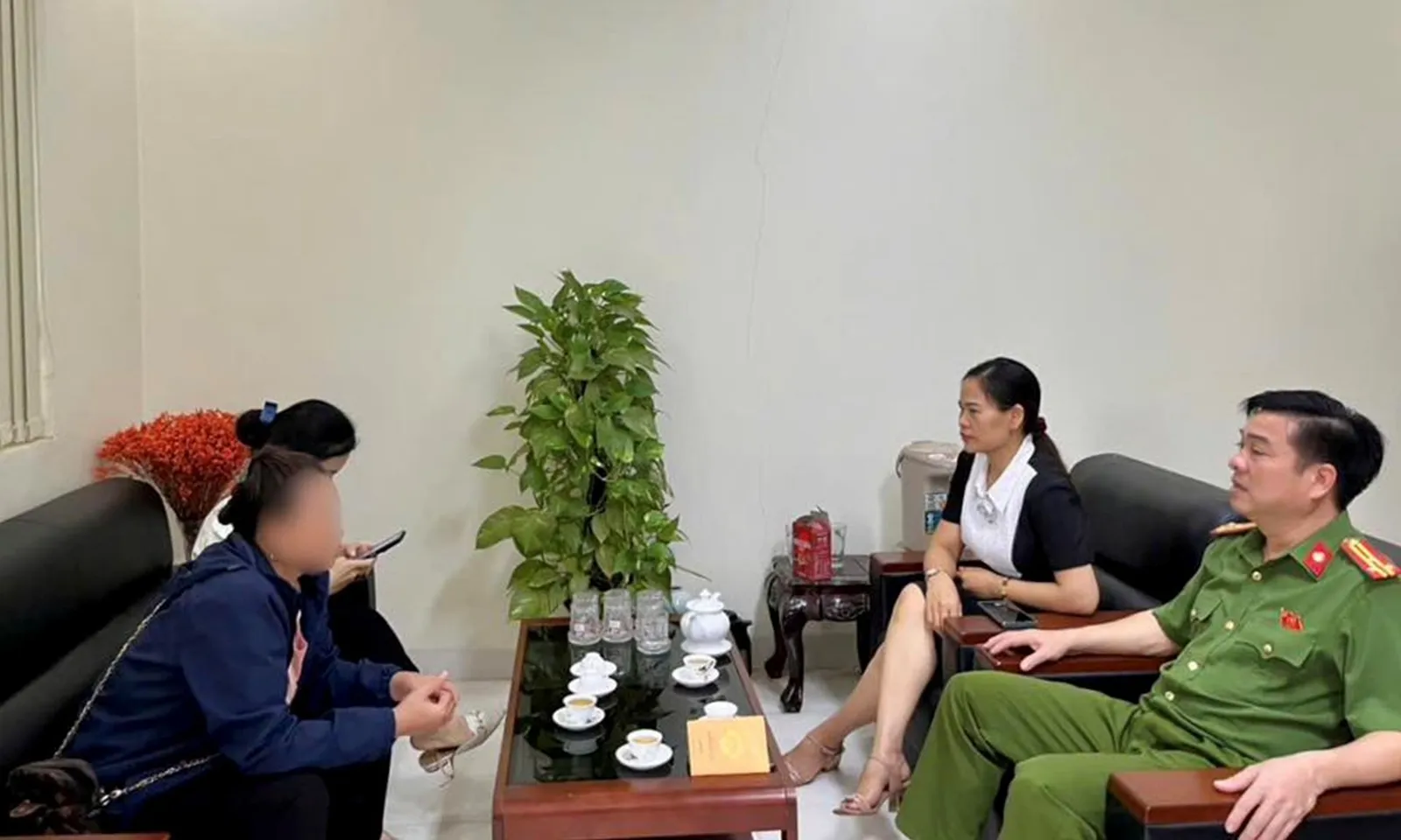 Suýt mất tiền oan khi chuyển tiền chuộc ‘người yêu online’ bị bắt ở sân bay 