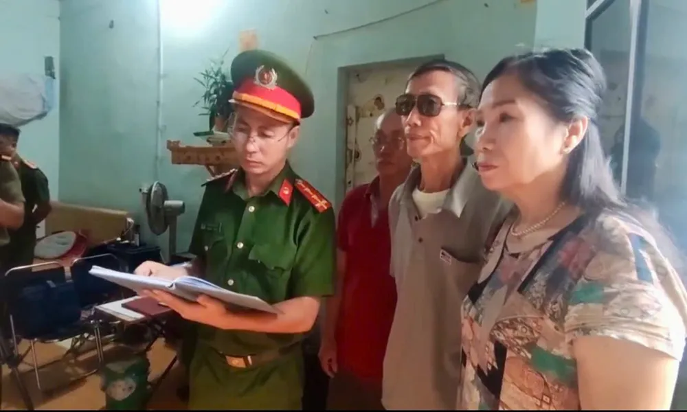 Khám xét nơi ở của đối tượng lập “hệ thống” từ thiện ảo trên Facebook