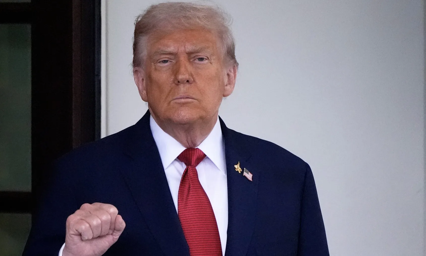 Mỹ đối mặt nguy cơ đóng cửa chính phủ, thuế quan mới của ông Trump sắp có hiệu lực