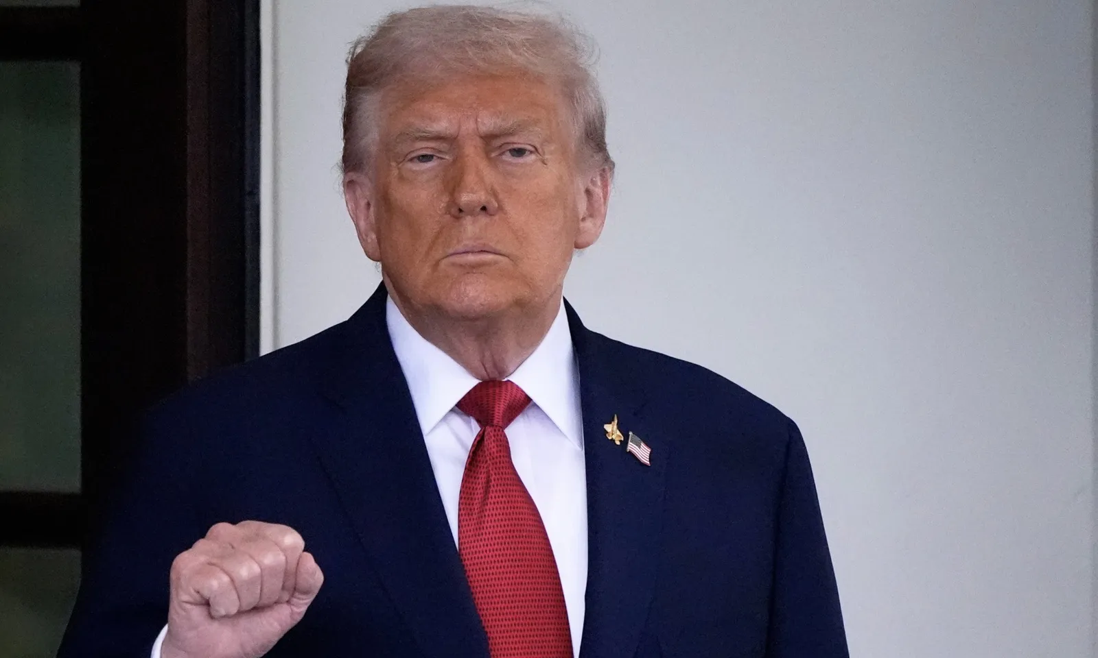 Mỹ đối mặt nguy cơ đóng cửa chính phủ, thuế quan mới của ông Trump sắp có hiệu lực