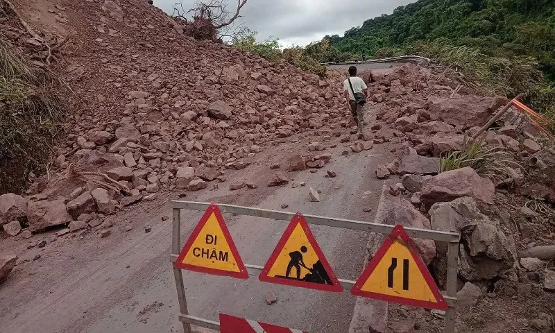 Lào Cai, Yên Bái: Mưa lớn kéo dài gây sạt lở đất