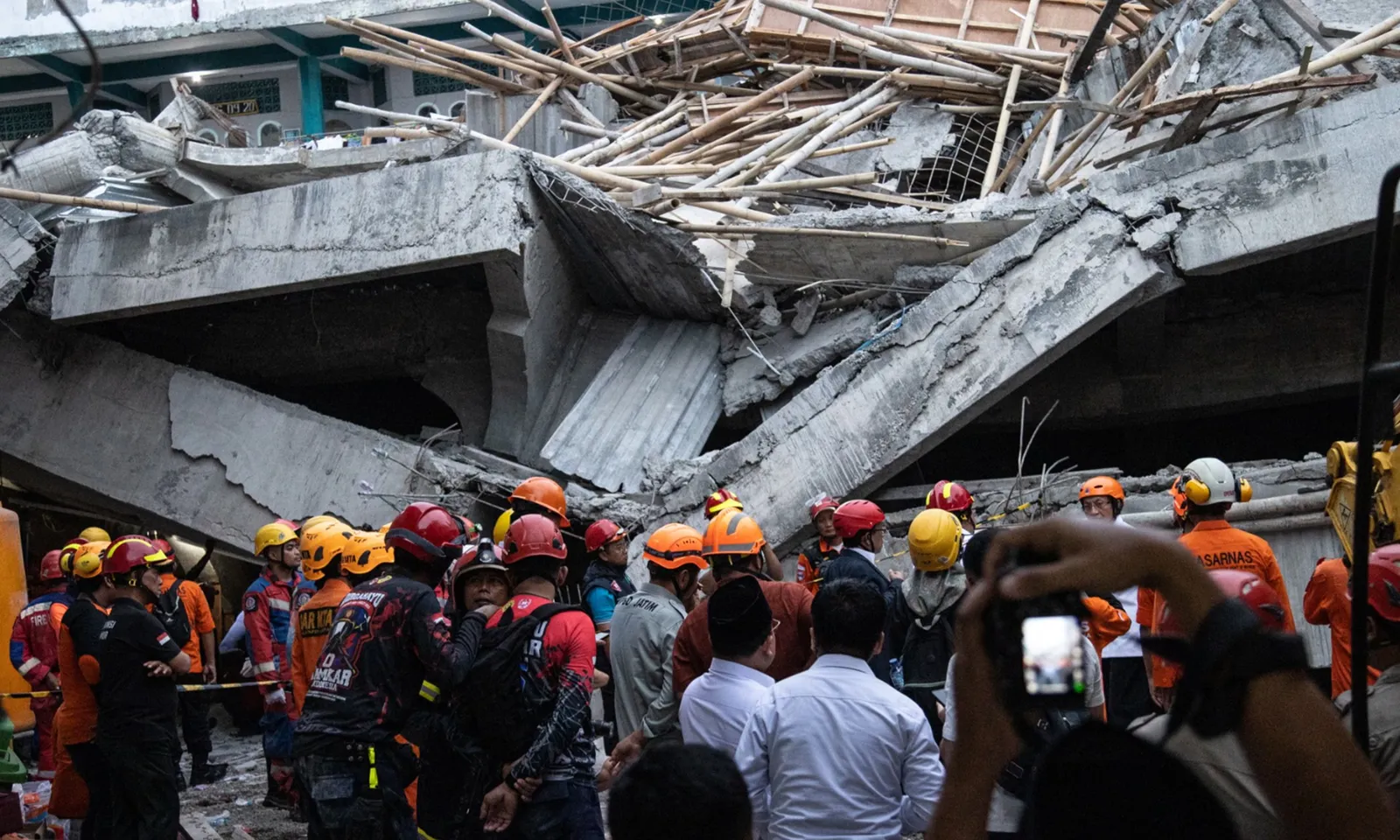 Sập trường học Indonesia: 3 người chết, 91 thiếu niên vẫn mất tích