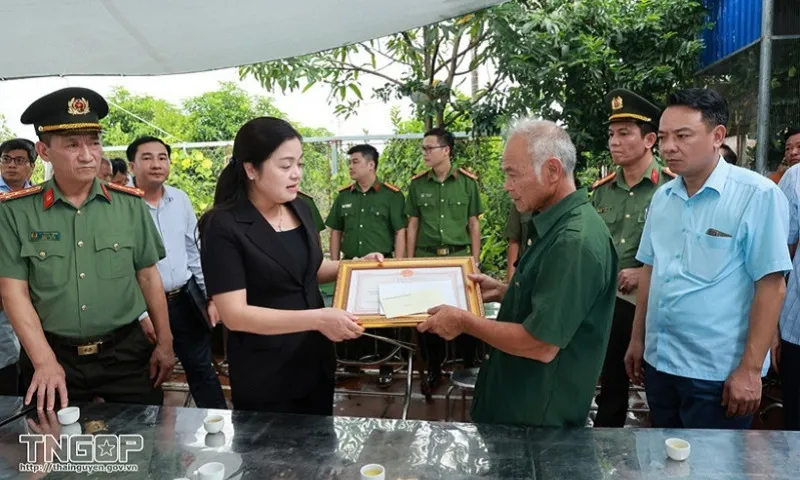 Truy tặng bằng khen cho người quên mình cứu sống 3 cháu nhỏ bị nước cuốn