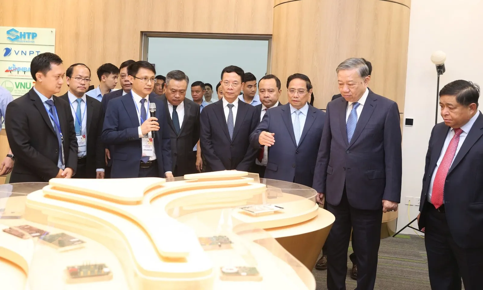 Thủ tướng: Không hạn chế không gian đổi mới sáng tạo của bất cứ tập thể và cá nhân nào