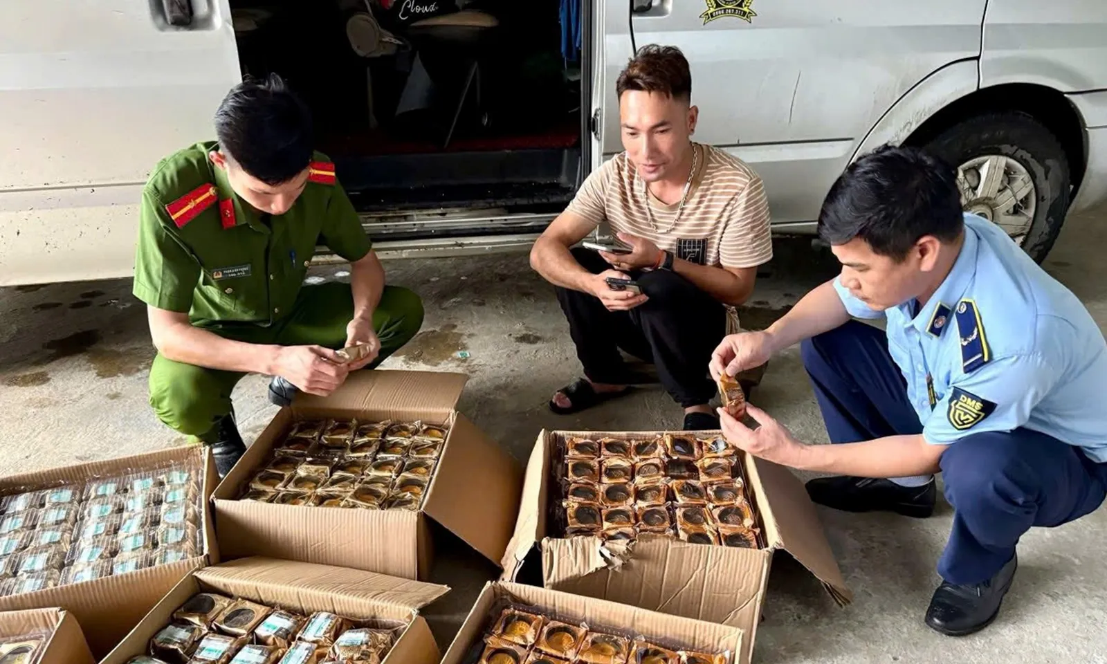 Thu giữ gần 1.000 chiếc bánh Trung Thu không rõ nguồn gốc trên xe khách