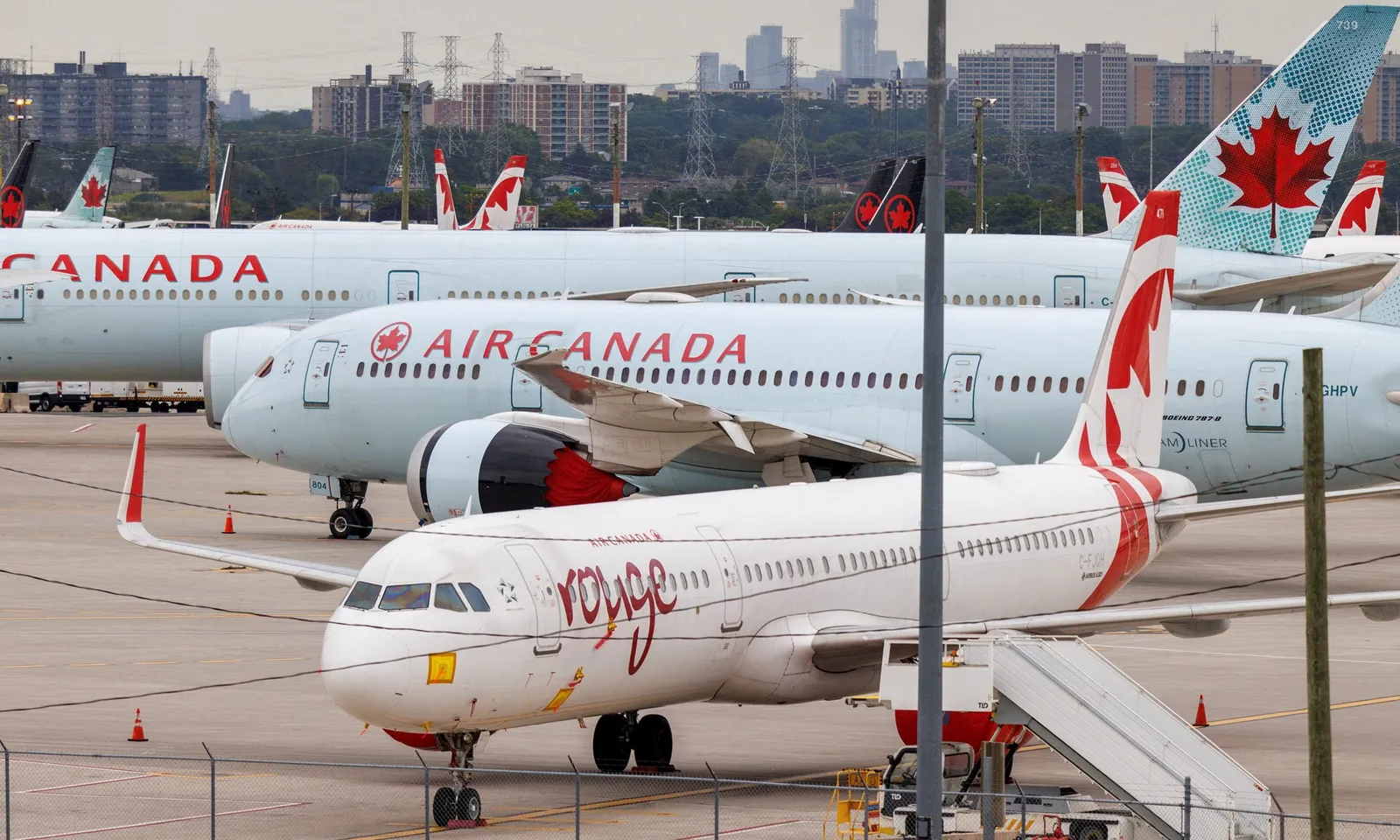 Air Canada sẽ phục vụ rượu bia miễn phí trên khoang hạng phổ thông