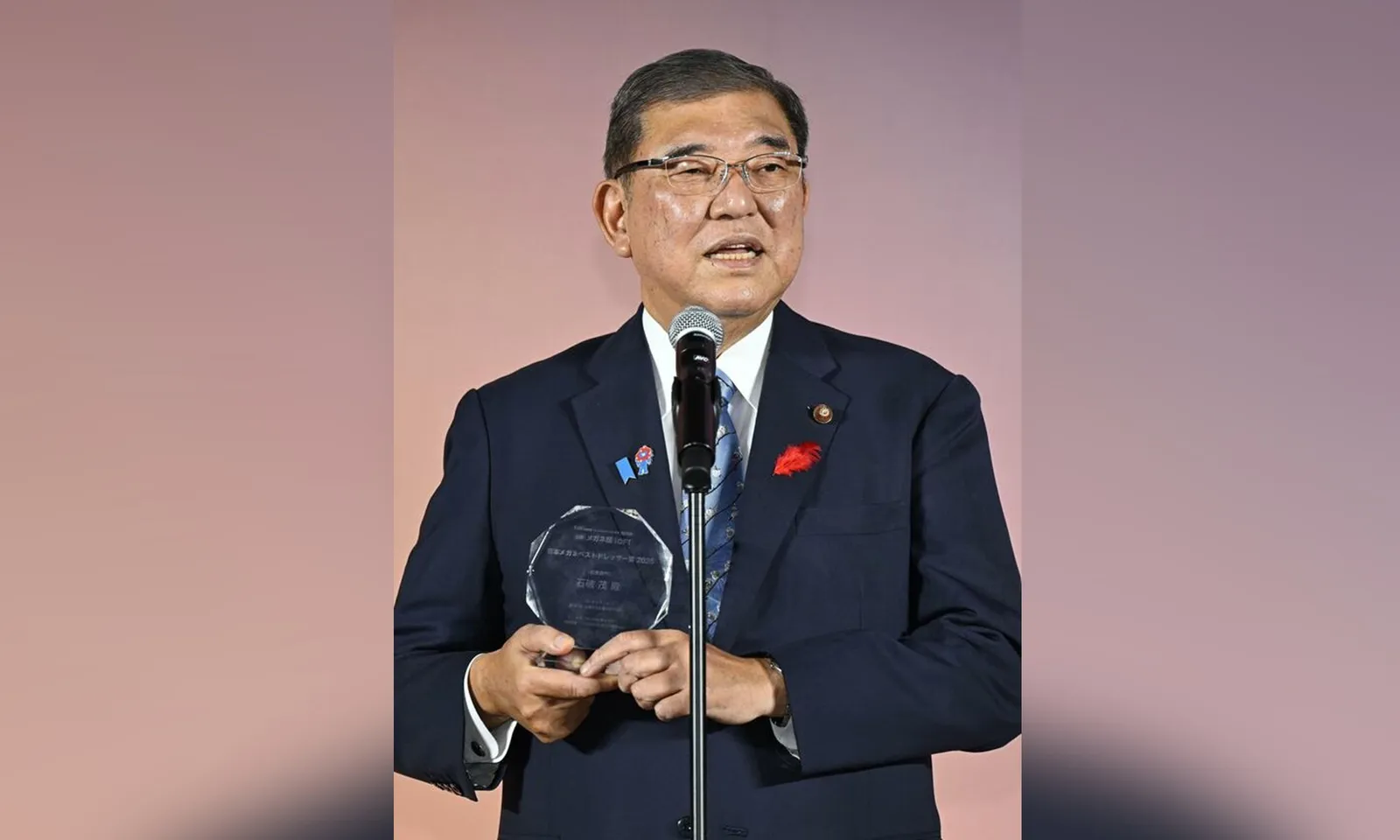 Thủ tướng Nhật Bản Ishiba giành giải thưởng ‘chính trị gia đeo kính đẹp nhất’