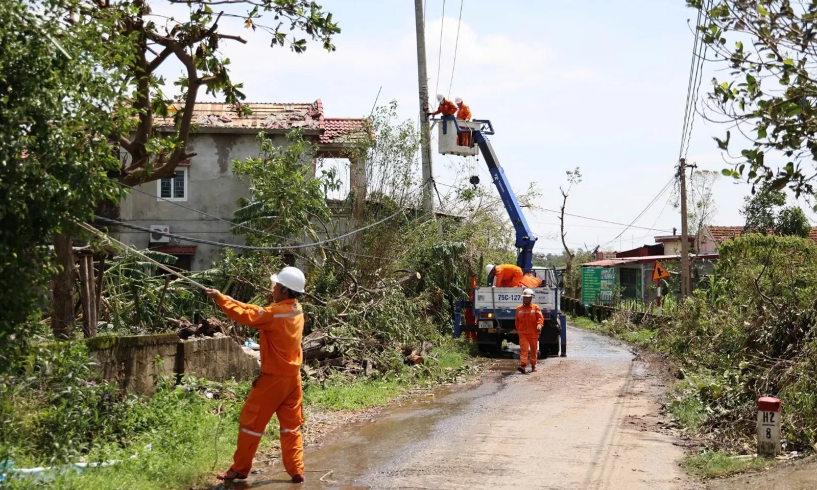 Khôi phục điện cho hơn 3,58 triệu khách hàng ảnh hưởng bởi bão số 10