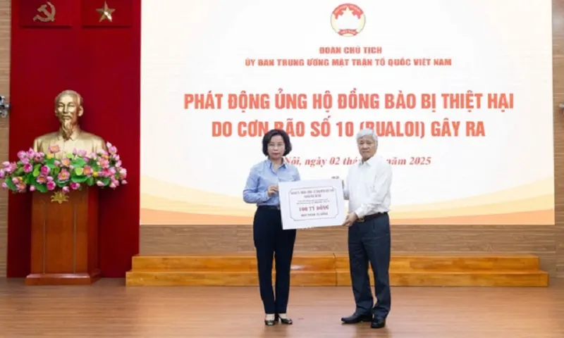 Hà Nội trao 100 tỷ đồng cứu trợ 12 tỉnh thành bị ảnh hưởng bão số 10