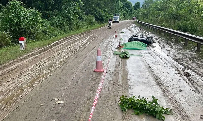 Đường đầy bùn đất, ô tô tải lấn làn va chạm xe máy, 1 người tử vong