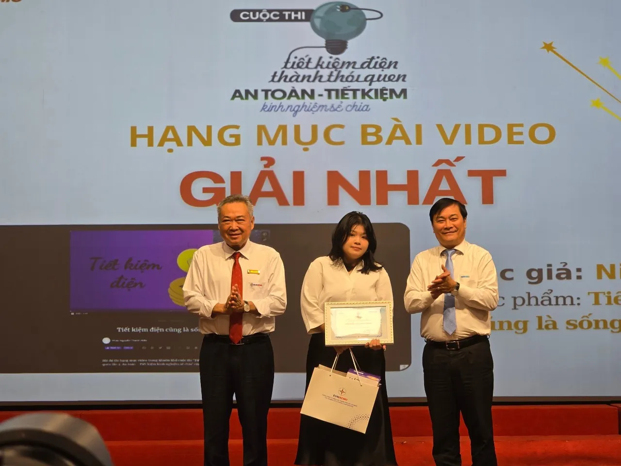 hinh-minh-hoa-1-trao-giai-nhat-cho-tac-gia-cuoc-thi-viet-tran-van-tam-30092025_20251001215157