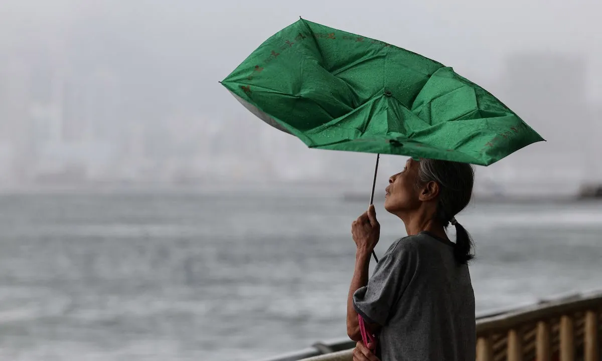 Hong Kong đóng cửa trường học, hủy chuyến bay do bão Tapah áp sát