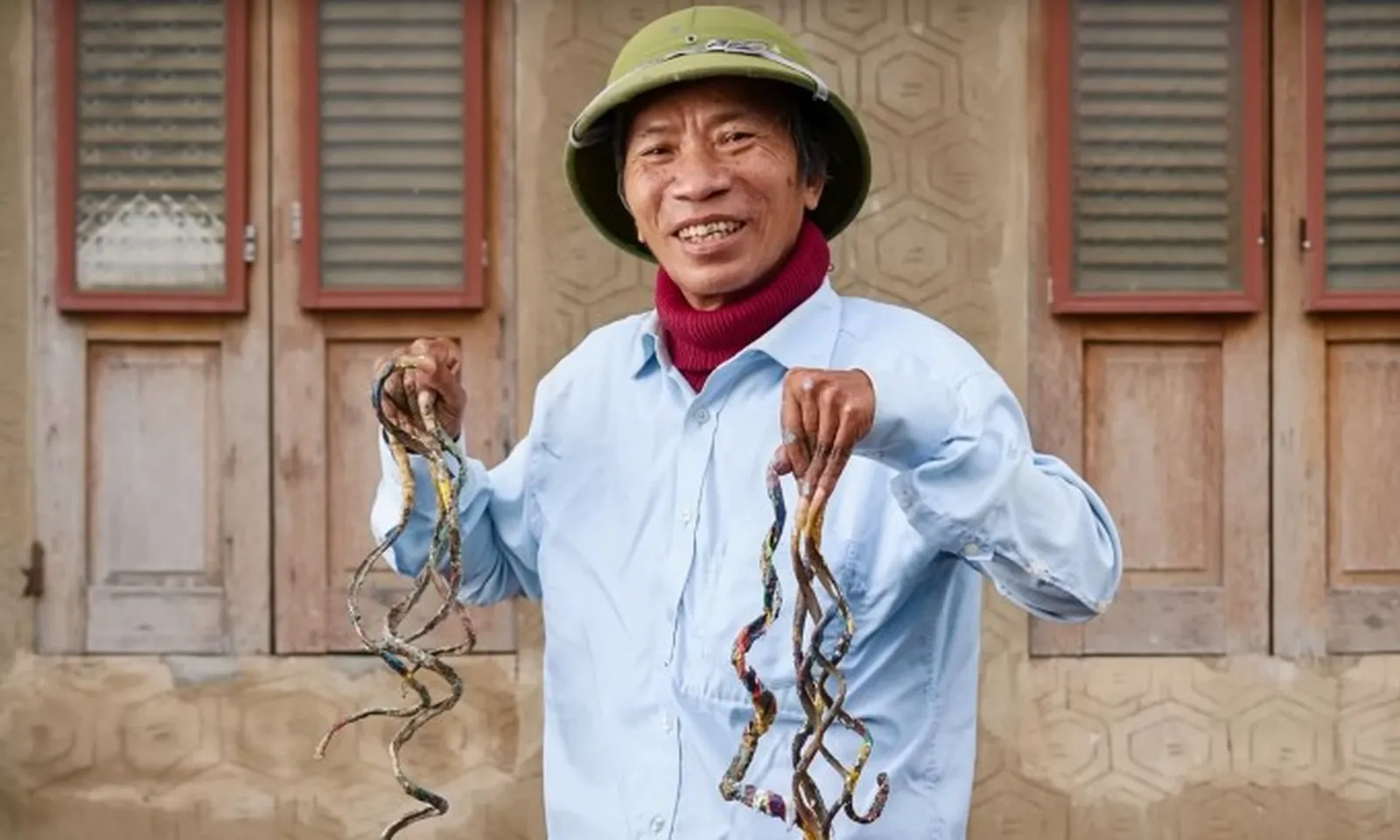 Kỷ lục Guinness: Người đàn ông Việt nuôi móng tay gần 6 mét