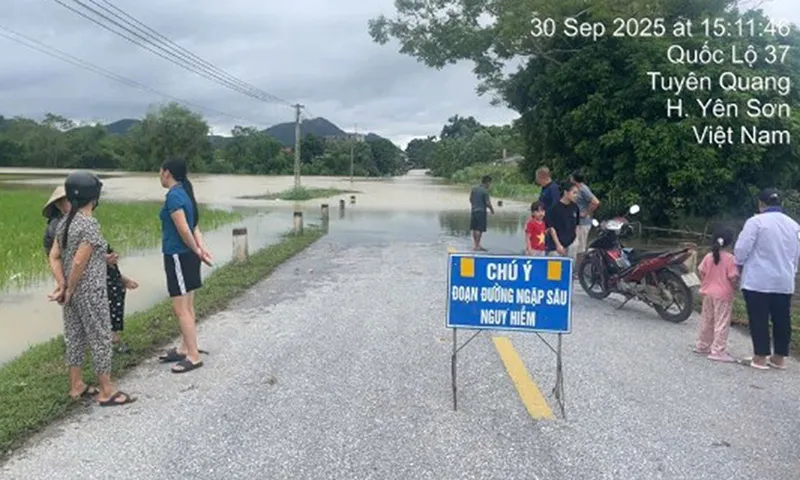 Một điểm ngập lụt trên QL37 qua Tuyên Quang.