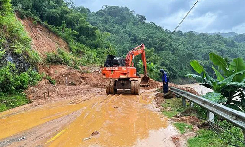 Một số vị trí sạt lở đang được khắc phục xong trong ngày