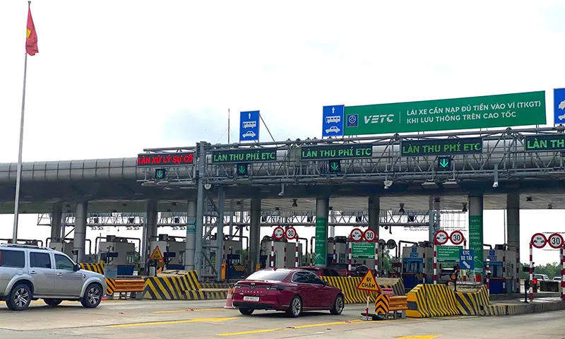 Ngày đầu chuyển đổi tài khoản thu phí, trạm thu phí không ùn tắt