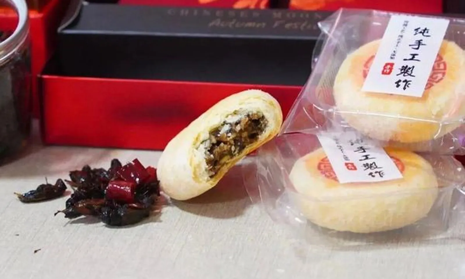 Trung Quốc gây xôn xao với bánh trung thu nhân dế