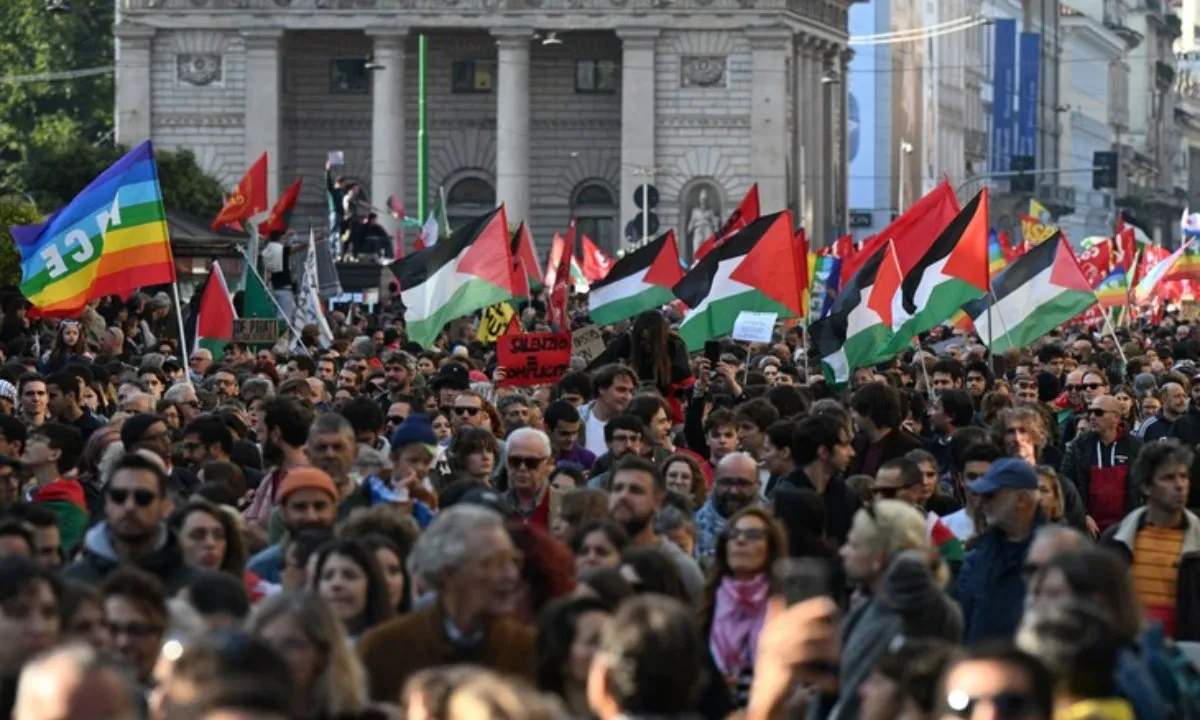 Israel chặn đoàn tàu cứu trợ Gaza, làn sóng biểu tình bùng nổ toàn cầu