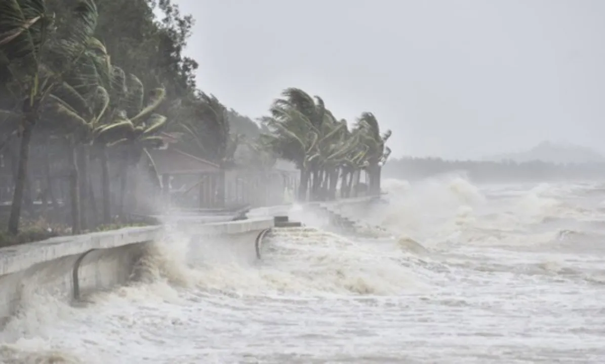 Ảnh hưởng bão Matmo: Sóng cao, gió giật mạnh và rủi ro cấp 3 trên biển