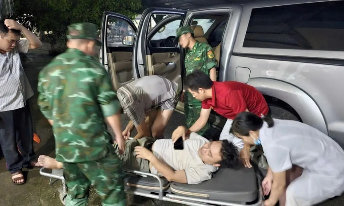 Cứu người dân mắc kẹt dưới khe suối do bị lũ cuốn trong đêm