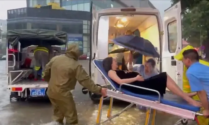 Hà Nội: Xe cứu thương bó tay vì ngập, CSGT đưa sản phụ đến viện an toàn