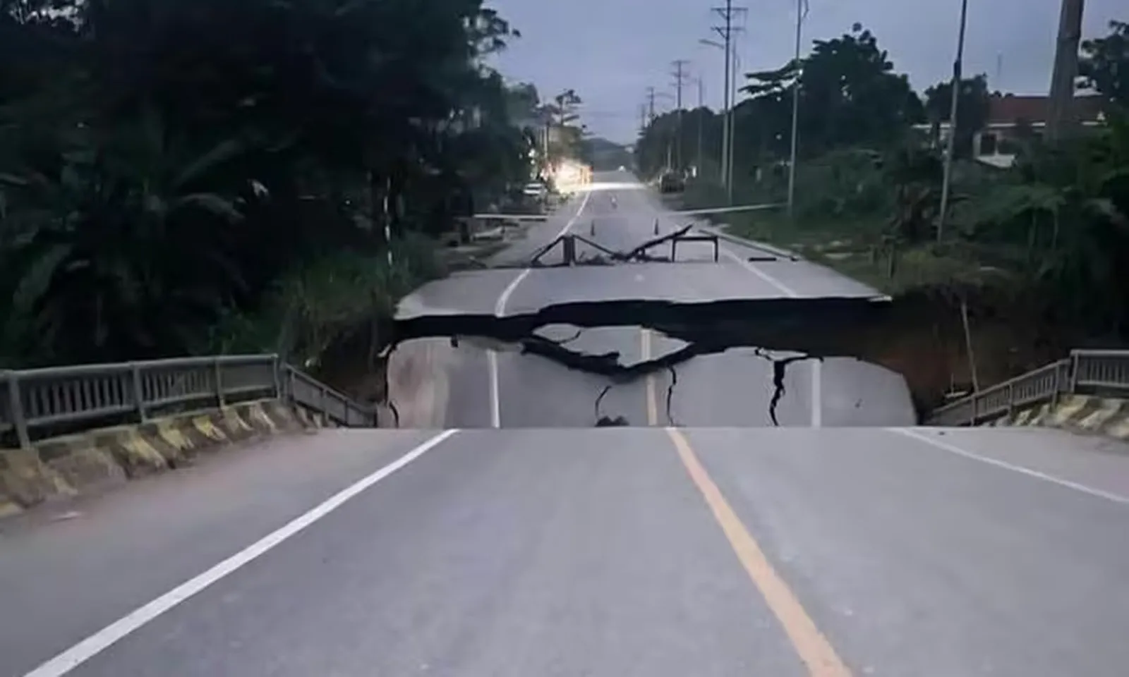 Cầu Tát Luông ở Tuyên Quang sụt lún sau mưa lũ, giao thông tê liệt