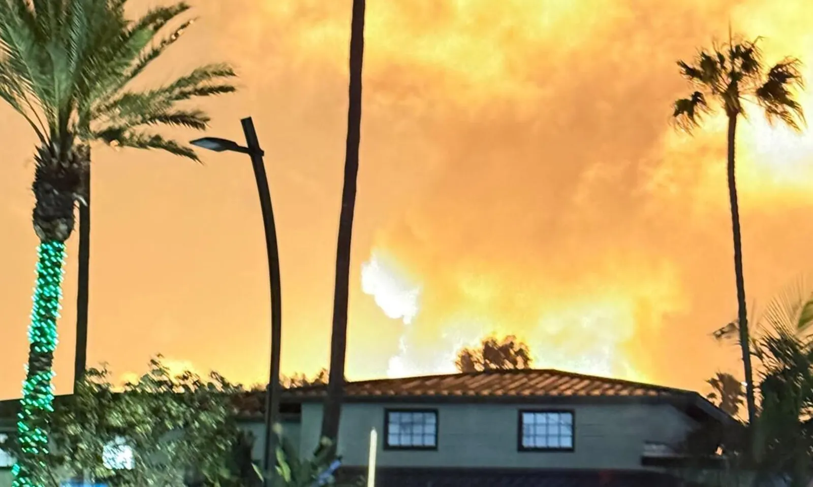 Cháy lớn bùng phát tại nhà máy lọc dầu El Segundo ở Los Angeles