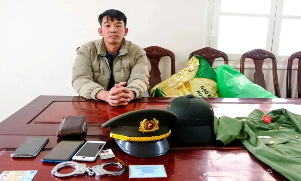 Bắt đối tượng vì nhiều lần mua quân phục công an để mặc “cho oai”