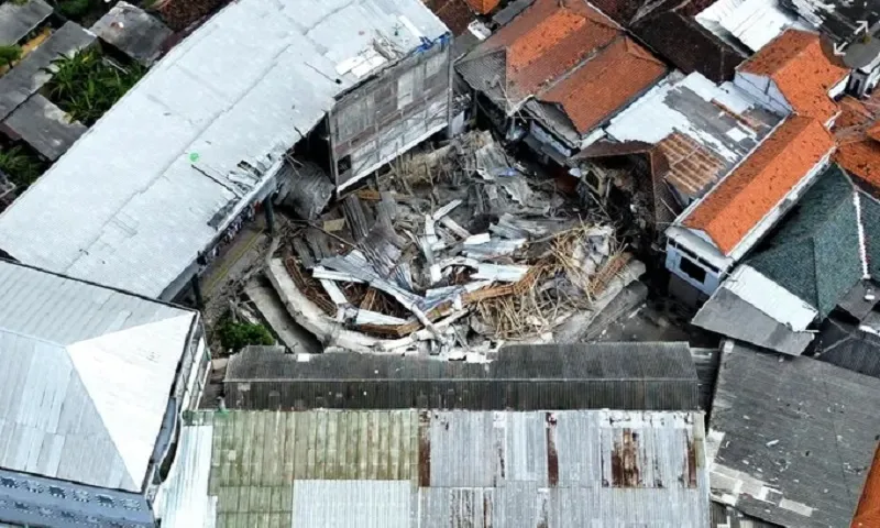 Indonesia: Tìm kiếm 59 nạn nhân mất tích dưới đống đổ nát của một ngôi trường nội trú 