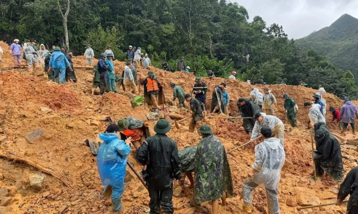 Thủ tướng: Thần tốc, khắc phục nhanh nhất hậu quả bão số 10