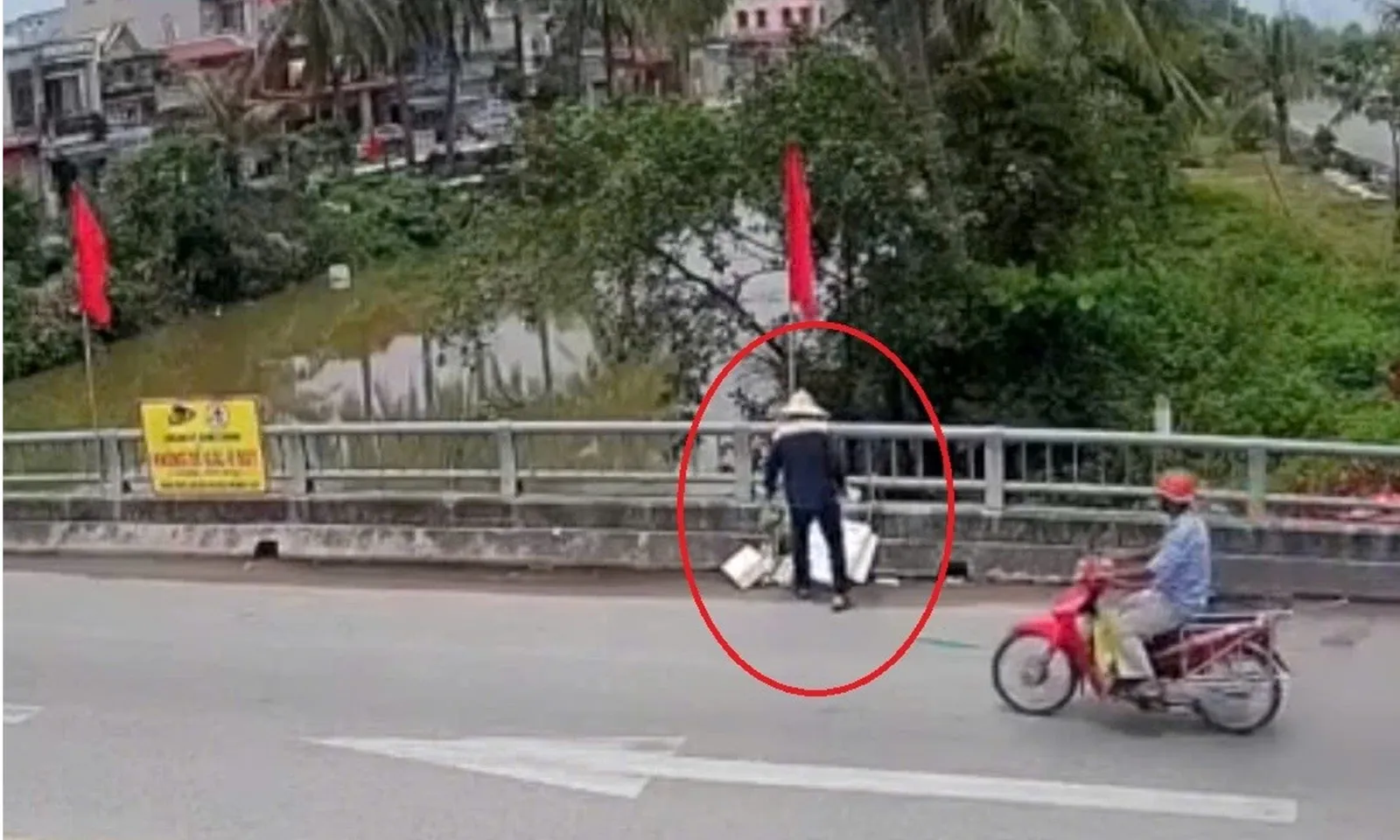 Bị phạt tiền vì vứt rác xuống lòng đường