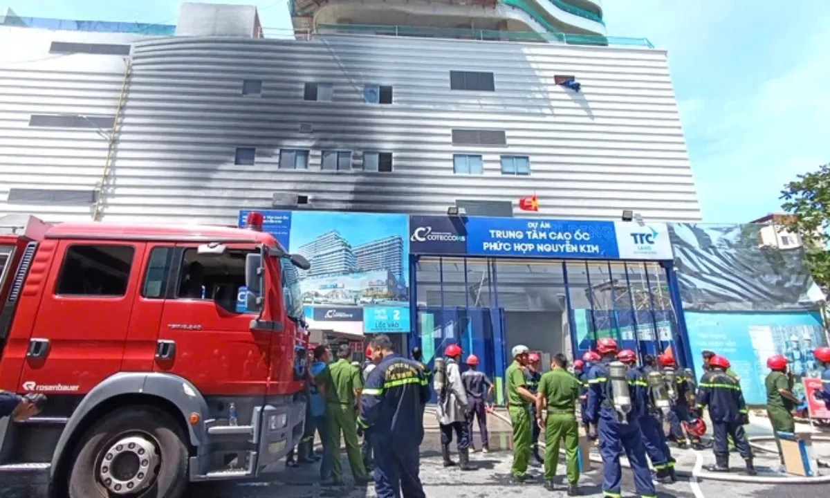 Cháy lớn tại Trung tâm cao ốc đang xây dựng, khói đen nghi ngút