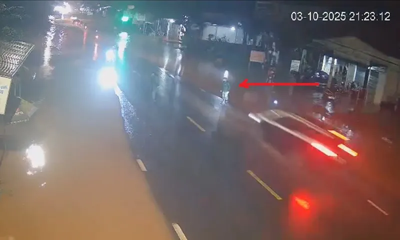 Clip: Chủ tịch xã bị tông tử vong khi phân luồng giao thông chống lũ