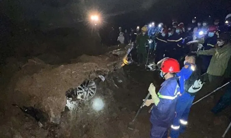 Tìm thấy hai thi thể trong chiếc ô tô bẹp dúm sau 2 ngày mất tích